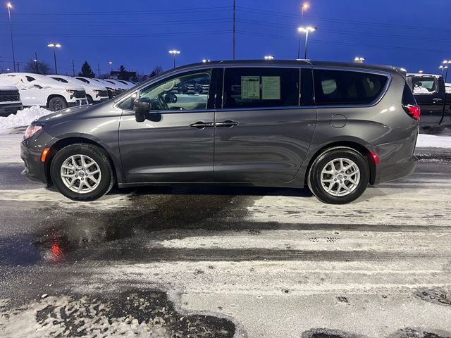 2022 Chrysler Voyager LX