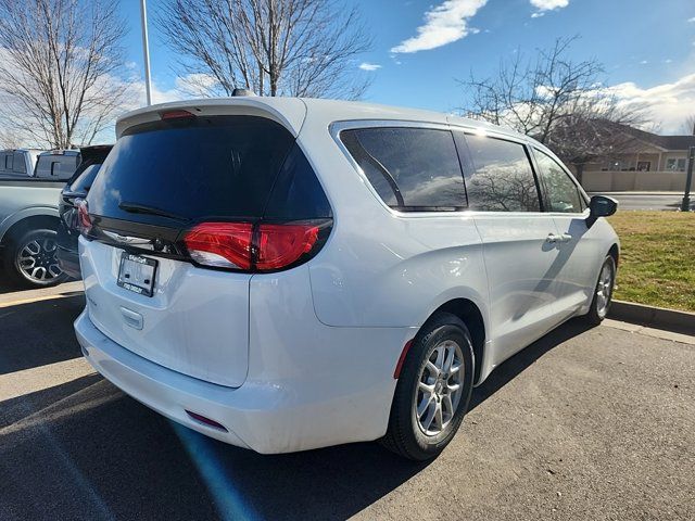 2022 Chrysler Voyager LX