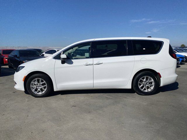 2022 Chrysler Voyager LX