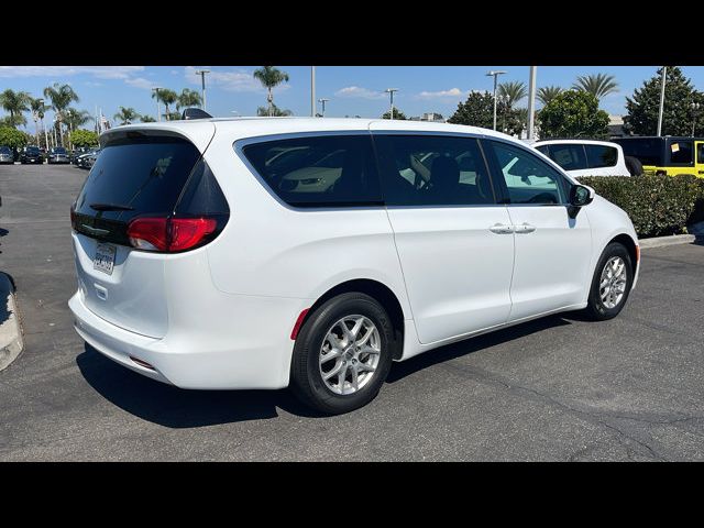 2022 Chrysler Voyager LX