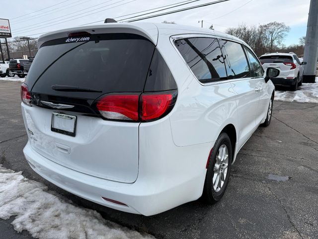 2022 Chrysler Voyager LX