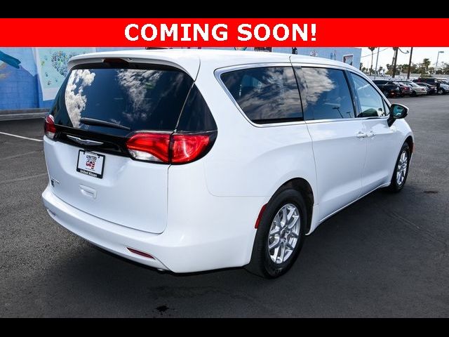 2022 Chrysler Voyager LX