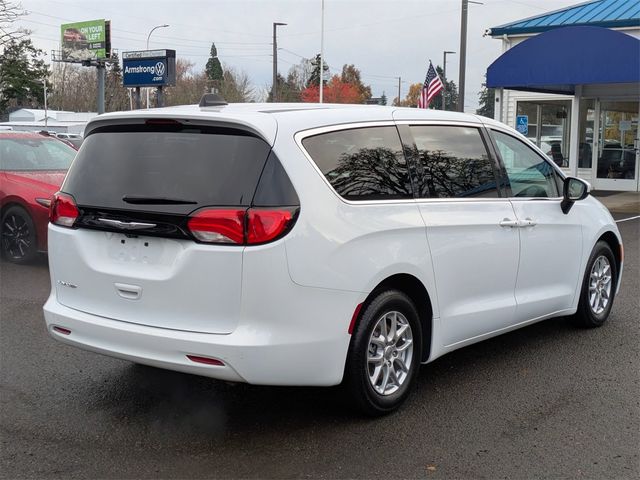 2022 Chrysler Voyager LX