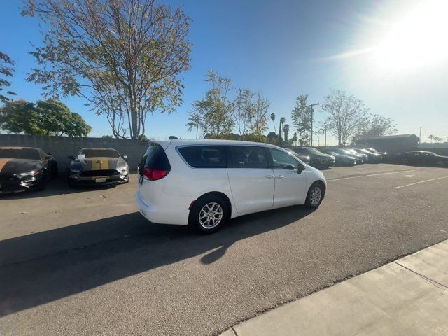 2022 Chrysler Voyager LX