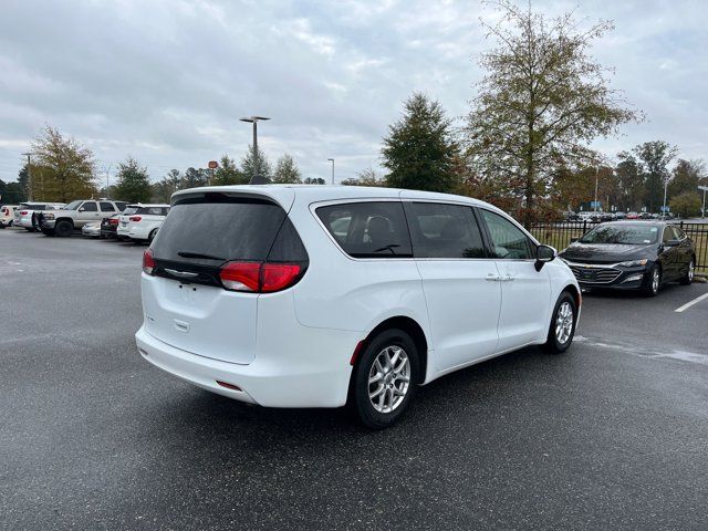 2022 Chrysler Voyager LX