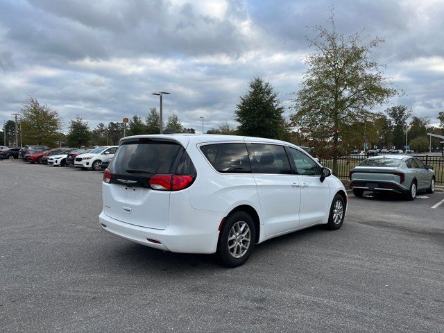 2022 Chrysler Voyager LX