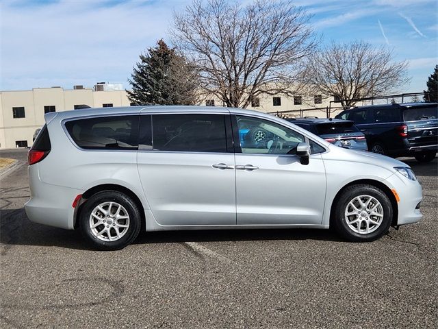 2022 Chrysler Voyager LX