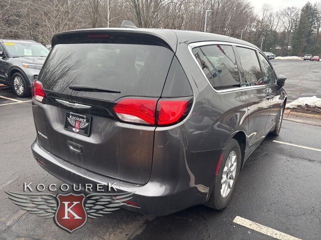 2022 Chrysler Voyager LX