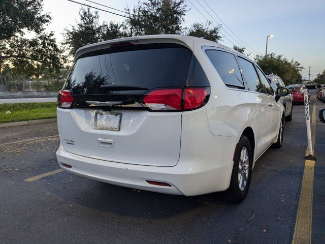 2022 Chrysler Voyager LX