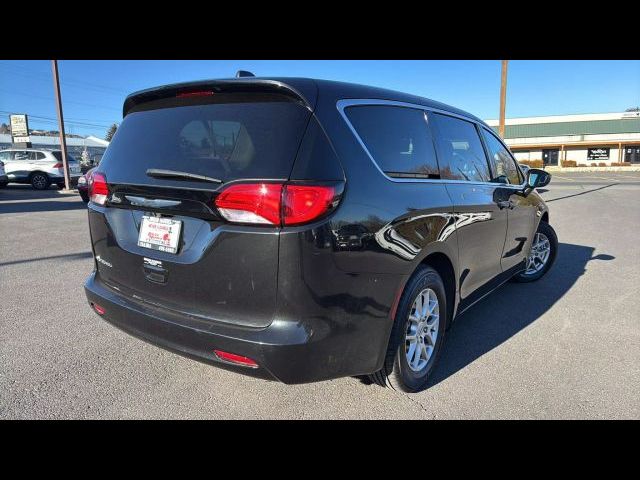 2022 Chrysler Voyager LX