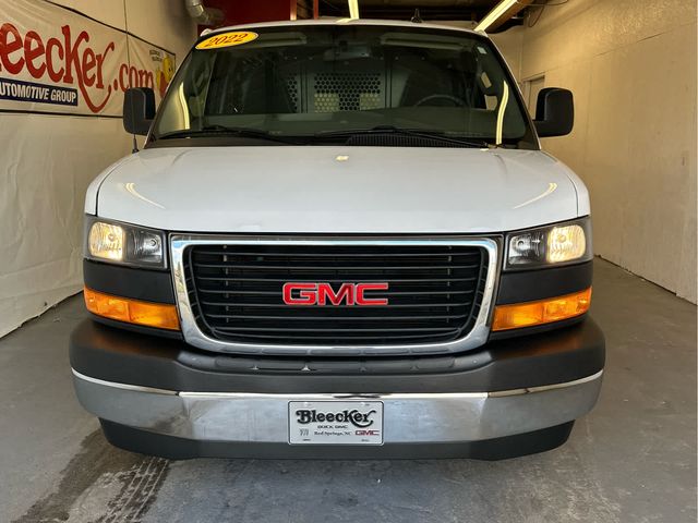 2022 GMC Savana Base