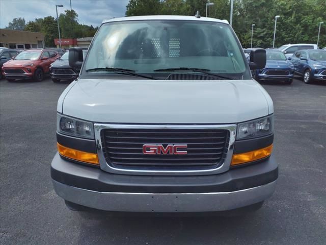 2022 GMC Savana Base