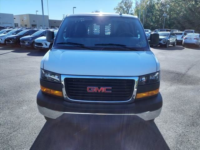 2022 GMC Savana Base