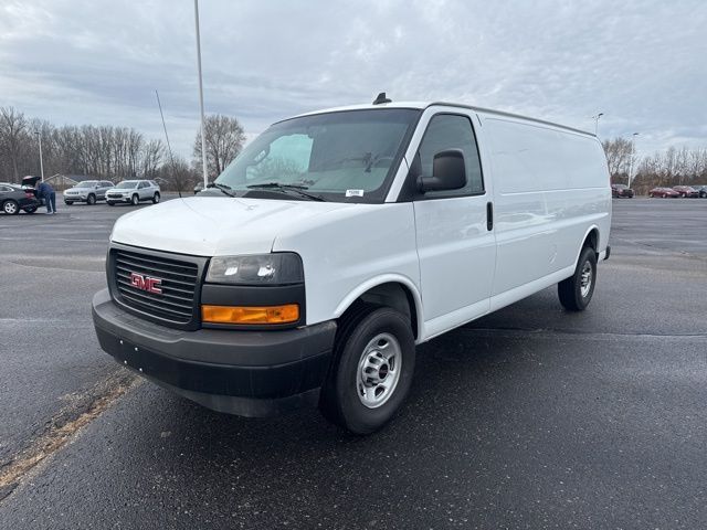 2022 GMC Savana Base