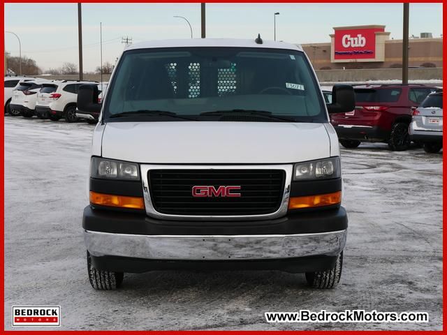 2022 GMC Savana Base