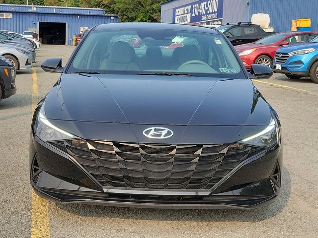 2022 Hyundai Elantra SE