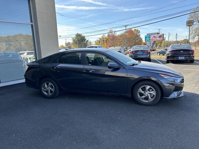 2022 Hyundai Elantra SE