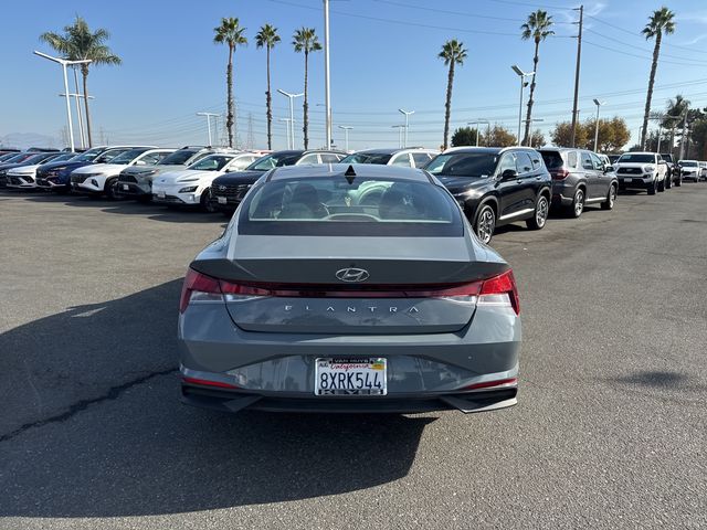 2022 Hyundai Elantra SE