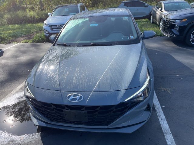 2022 Hyundai Elantra SE