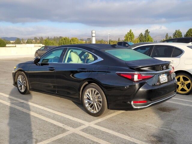 2022 Lexus ES 300h Luxury