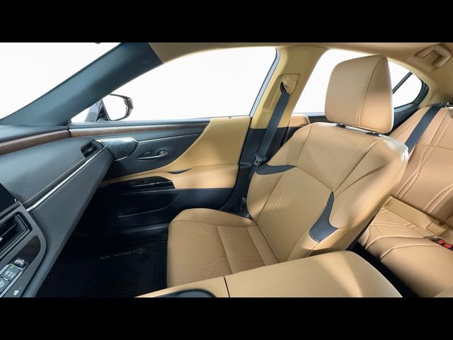 2022 Lexus ES 300h Luxury