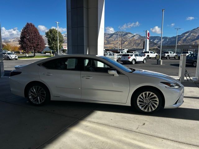 2022 Lexus ES 300h Luxury