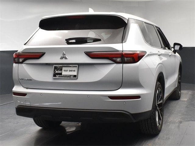 2022 Mitsubishi Outlander ES