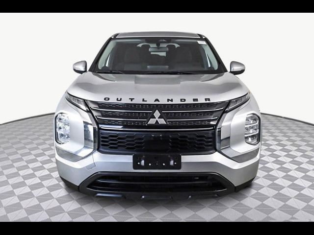 2022 Mitsubishi Outlander ES