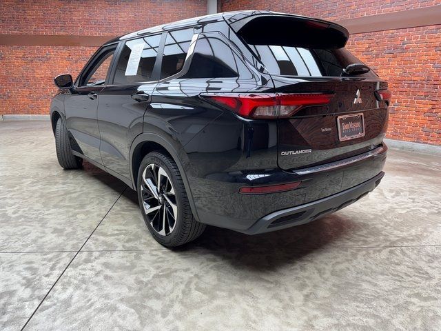 2022 Mitsubishi Outlander ES