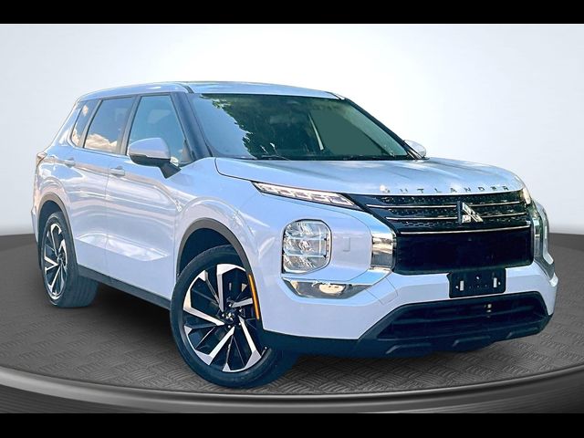 2022 Mitsubishi Outlander ES