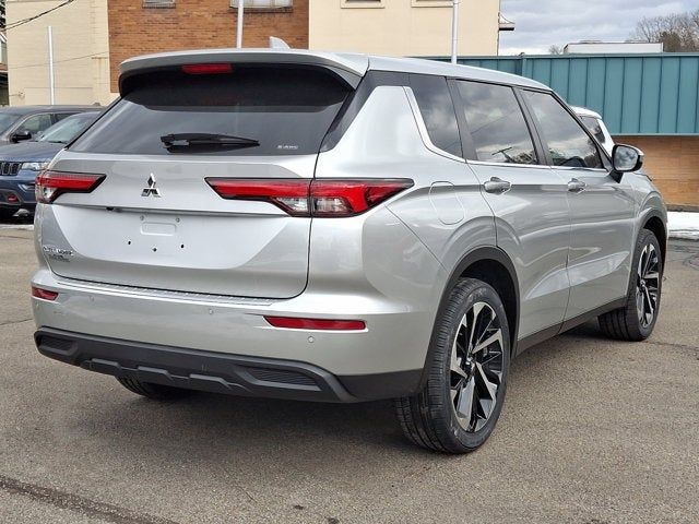 2022 Mitsubishi Outlander ES