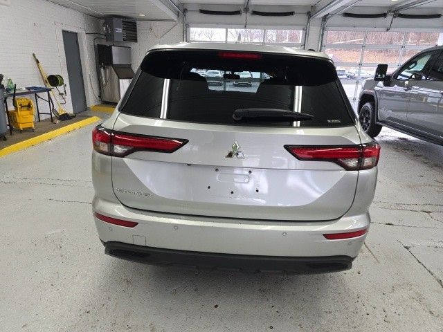 2022 Mitsubishi Outlander ES