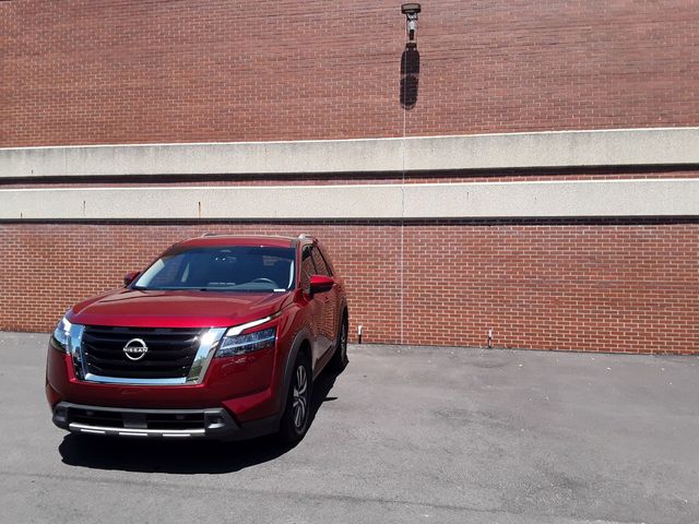 2022 Nissan Pathfinder SL