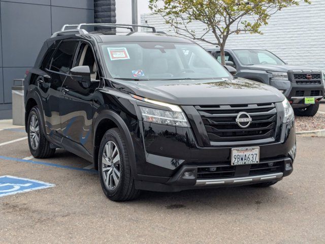 2022 Nissan Pathfinder SL