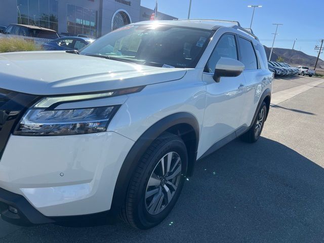 2022 Nissan Pathfinder SL