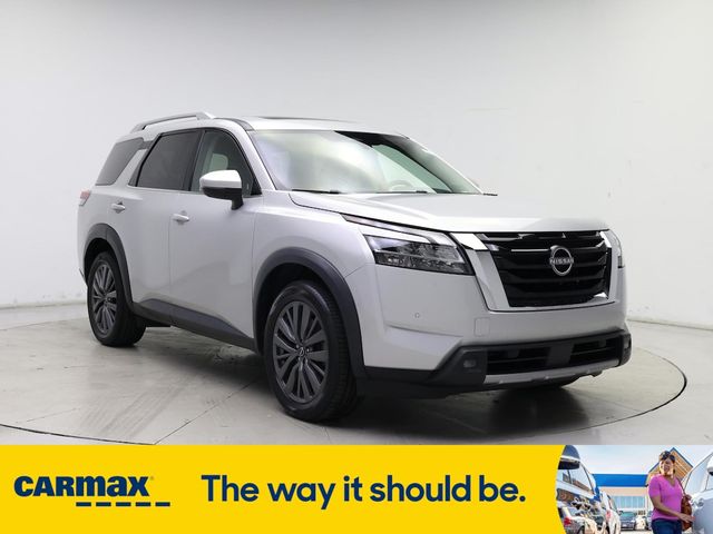 2022 Nissan Pathfinder SL