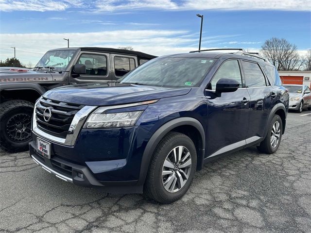2022 Nissan Pathfinder SL