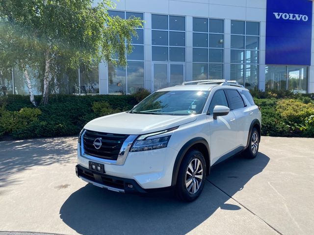 2022 Nissan Pathfinder SL