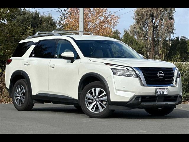 2022 Nissan Pathfinder SL