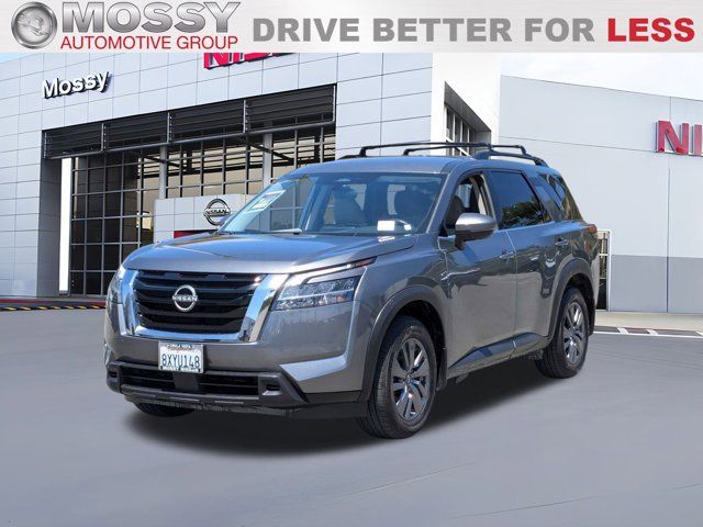 2022 Nissan Pathfinder SV