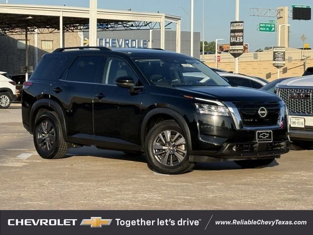 2022 Nissan Pathfinder SV