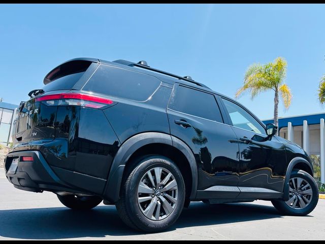 2022 Nissan Pathfinder SV