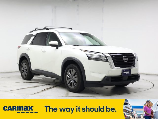 2022 Nissan Pathfinder SV