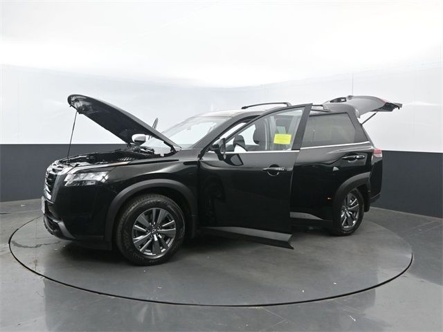 2022 Nissan Pathfinder SV