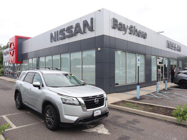2022 Nissan Pathfinder SV