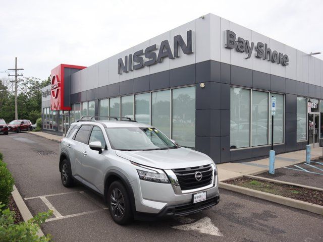 2022 Nissan Pathfinder SV