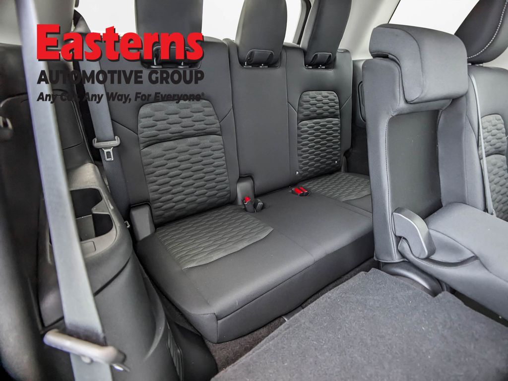 2022 Nissan Pathfinder SV - Photo 16
