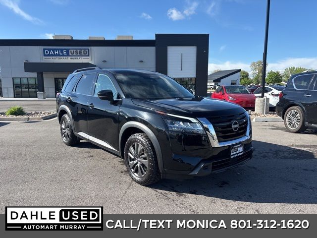 2022 Nissan Pathfinder SV