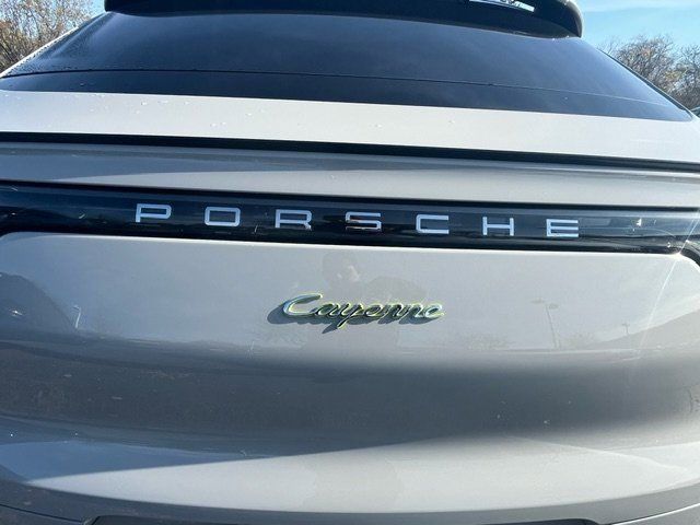 2022 Porsche Cayenne E-Hybrid Base