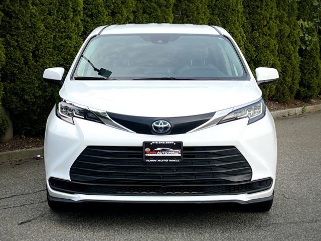 2022 Toyota Sienna LE